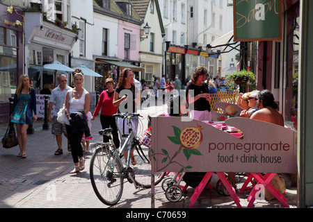 Café de la chaussée de la rue George de la vieille ville de Hastings East Sussex England UK GO Banque D'Images