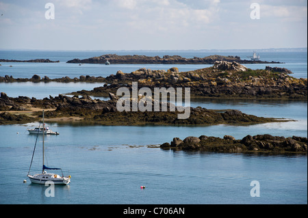 Deux bateaux sur les ancrages dans les Iles Chausey, jonché de roches une destination pittoresque au large des côtes de Normandie, France. Banque D'Images