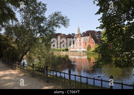 Parc Minnewater, Bruges, Flandre, Belgique, Europe. Voir à travers les arbres au lac Minnewater, connu comme le lac d'amour. Banque D'Images