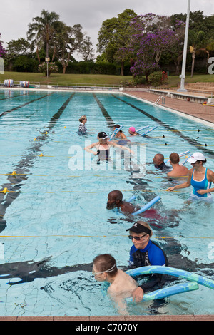 Les patients atteints de lésions cérébrales acquises ayant une déficience de participer à une thérapie de réadaptation aquatique avec les physiothérapeutes et leurs assistants. Banque D'Images