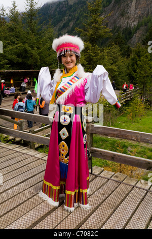 Touriste chinois de classe moyenne / touristes portant le costume national tibétain à Jiuzhaigou National Scenic Area / parc, province du Sichuan, Chine. Banque D'Images