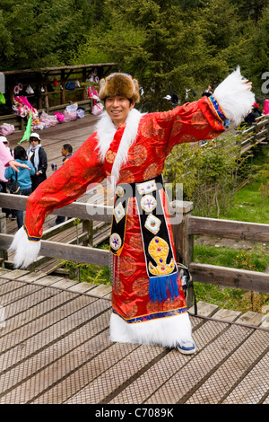 Homme chinois classe moyenne touriste / homme / touristes portant le costume national tibétain à Jiuzhaigou National Scenic Area / parc, province du Sichuan, Chine. Banque D'Images