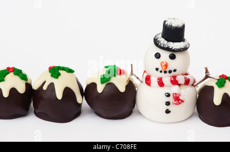 Le pudding de Noël Maison chocolats et bonhomme de glace fondant Banque D'Images