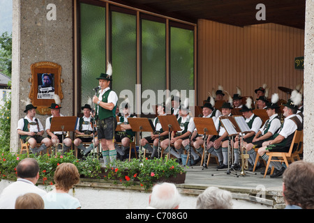 Ruhpolding, Bavière, Allemagne, Europe. Concert en plein air devant un auditoire avec des groupe jouant en costume traditionnel bavarois Banque D'Images