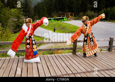 Touristes chinois de classe moyenne / touriste portant le costume national tibétain à Jiuzhaigou zone panoramique nationale / parc, province du Sichuan, Chine. Banque D'Images