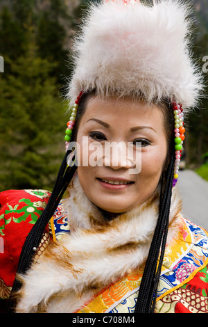 Touriste chinois de classe moyenne / touristes portant le costume national tibétain à Jiuzhaigou National Scenic Area / parc, province du Sichuan, Chine. Banque D'Images