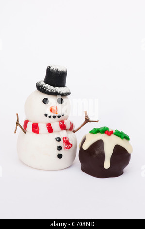 Le pudding de Noël Maison chocolats et bonhomme de glace fondant Banque D'Images