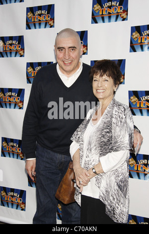Alfred Molina et son épouse Jill Gascoine-Molina participant à la soirée d'ouverture de la pièce de Broadway "Lend me a Tenor" à la Music Banque D'Images