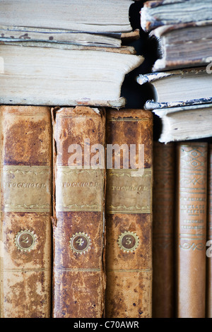 Close up de vieux livres reliés en cuir Banque D'Images