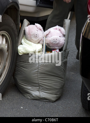 Suri Cruise's piggy chaussons Katie Holmes et sa fille Suri Cruise retour à l'appartement après avoir passé le dimanche de Pâques à Banque D'Images