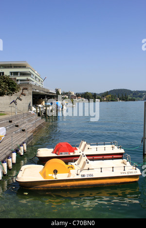 Pédalos, barques amarrées à Hergiswil, sur le lac de Lucerne en Suisse. Banque D'Images