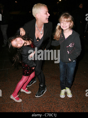 Gail Porter près de glisse hors de son baggy haut comme elle pose pour la caméra avec miel fille Porter, droit, et un(e) ami(e). Banque D'Images