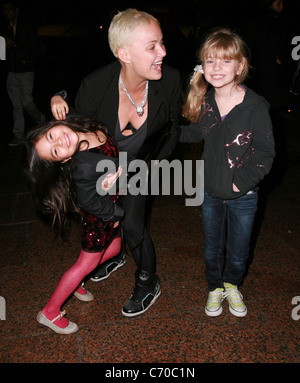 Gail Porter près de glisse hors de son baggy haut comme elle pose pour la caméra avec miel fille Porter, droit, et un(e) ami(e). Banque D'Images