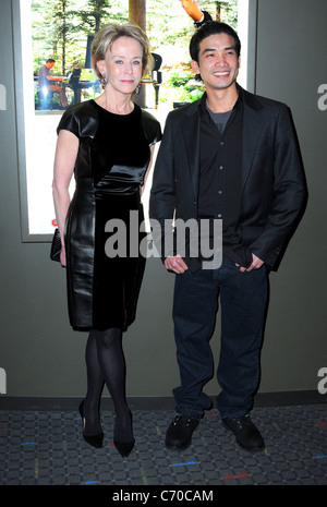 Anne Bass et Sokvannara (Sy) sar , au New York premiere de 'Dancing au-delà des frontières", tenue à la SVA Theatre, New York City Banque D'Images