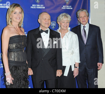 Raymond W. Kelly et Veronica Kelly avec Michael Douglas et Sharon Stone le New York 32e Congrès annuel de la Fondation de la police Banque D'Images