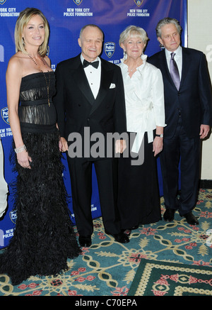 Raymond W. Kelly et Veronica Kelly avec Michael Douglas et Sharon Stone le New York 32e Congrès annuel de la Fondation de la police Banque D'Images