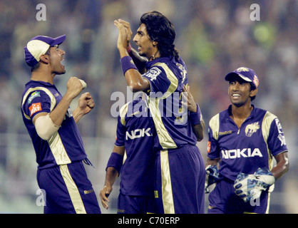 Kolkata Knight Riders dvd Ishant Sharma (centre) célèbre avec ses coéquipiers après avoir pris le guichet de Chennai Super Kings Banque D'Images