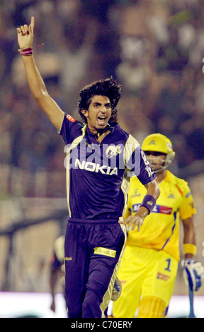Kolkata Knight Riders dvd Ishant Sharma célèbre avec ses coéquipiers après avoir pris le guichet de Chennai Super Kings player Banque D'Images