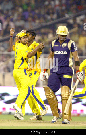 Chennai Super Kings joueurs Lakshmipathy Balaji célèbre avec ses coéquipiers après avoir pris le guichet Knight Riders dvd Owais Banque D'Images