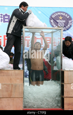 Ice man établit un nouveau record du monde un homme en Chine a établi un nouveau record mondial pour le plus long temps passé debout dans la glace. L'étrange Banque D'Images