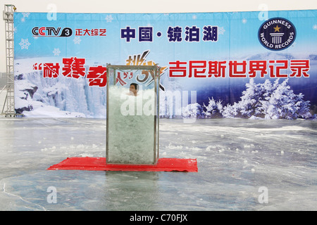 Ice man établit un nouveau record du monde un homme en Chine a établi un nouveau record mondial pour le plus long temps passé debout dans la glace. L'étrange Banque D'Images