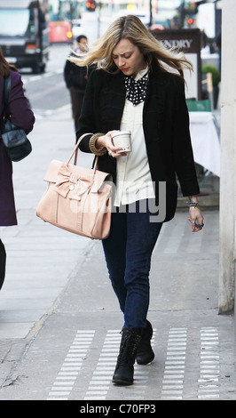 Fearne Cotton portant un pot de bouillie parfaite alors qu'elle arrive à la BBC Radio 1 studios. Londres, Angleterre - 17.03.10 Banque D'Images