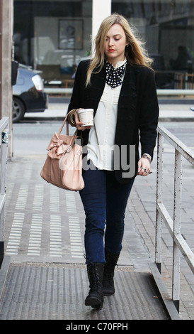 Fearne Cotton portant un pot de bouillie parfaite alors qu'elle arrive à la BBC Radio 1 studios. Londres, Angleterre - 17.03.10 Banque D'Images