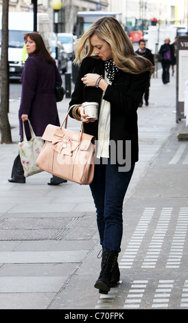 Fearne Cotton portant un pot de bouillie parfaite alors qu'elle arrive à la BBC Radio 1 studios. Londres, Angleterre - 17.03.10 Banque D'Images