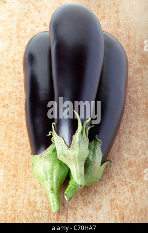 Aubergines sur une planche à découper Banque D'Images