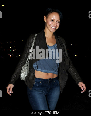 Amelle Berrabah des Sugababes quitte la May Fair Hotel portant une sorte d'initialisation et d'hybrides chaussures sandale Londres, Angleterre Banque D'Images