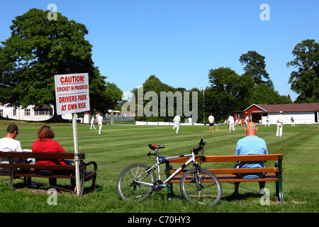 Signez pour avertir les conducteurs qu'ils se garent à leurs propres risques à côté du terrain de cricket pendant qu'un match est en cours, Southborough Common, Kent, Angleterre Banque D'Images