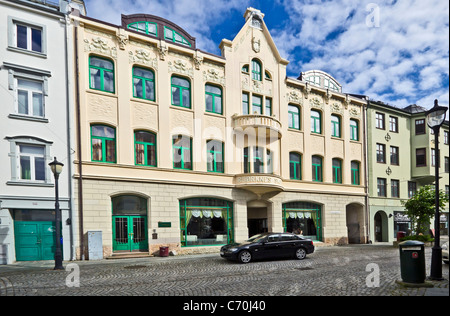 Aalesund en Norvège est célèbre pour ses bâtiments Jugendstil ou Art Nouveau et celui-ci est Bjørkness Skole en Kongensgate Banque D'Images