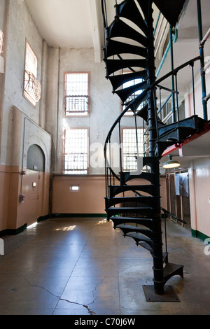 Escalier à l'intérieur main Cellbhouse à la prison d'Alcatraz, l'île d'Alcatraz, San Francisco Bay, California, USA. JMH5237 Banque D'Images