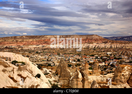 Goreme village pittoresque entouré par le paysage spectaculaire de La Cappadoce à la périphérie de vallée des pigeons, Nevsehir, Turquie Banque D'Images