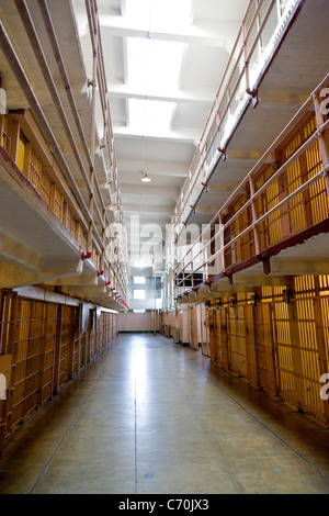 Les cellules de prison dans la main cellhouse à la prison d'Alcatraz, l'île d'Alcatraz, San Francisco Bay, California, USA. JMH5241 Banque D'Images