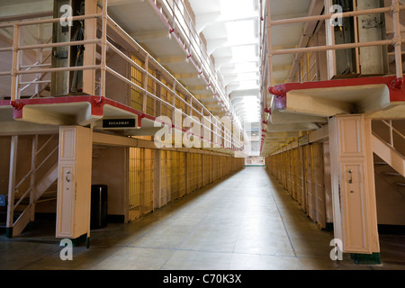 Les cellules de prison dans 'Broadway' dans main cellhouse à la prison d'Alcatraz, l'île d'Alcatraz, San Francisco Bay, California, USA. JMH5242 Banque D'Images