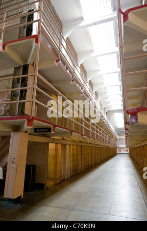 Les cellules de prison dans 'Broadway' dans main cellhouse à la prison d'Alcatraz, l'île d'Alcatraz, San Francisco Bay, California, USA. JMH5243 Banque D'Images