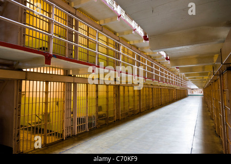 Les cellules de prison dans la main cellhouse à la prison d'Alcatraz, l'île d'Alcatraz, San Francisco Bay, California, USA. JMH5244 Banque D'Images