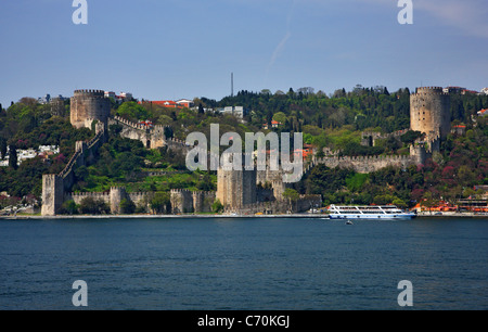 La forteresse Rumeli Hisari () le point le plus étroit du Bosphore, sur la rive européenne d'Istanbul, Turquie. Banque D'Images