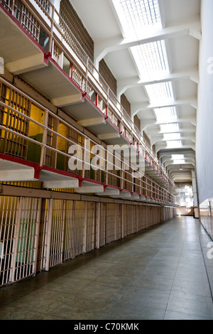 Les cellules de prison dans 'C-D' la rue main cellhouse à la prison d'Alcatraz, l'île d'Alcatraz, San Francisco Bay, California, USA. JMH5245 Banque D'Images