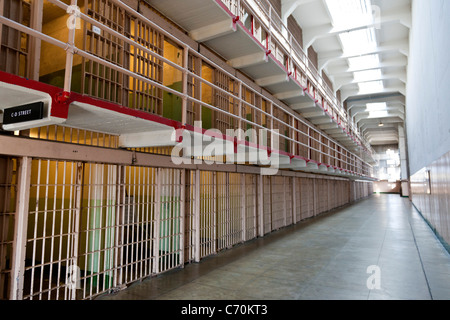 Les cellules de prison dans 'C-D' la rue main cellhouse à la prison d'Alcatraz, l'île d'Alcatraz, San Francisco Bay, California, USA. JMH5246 Banque D'Images