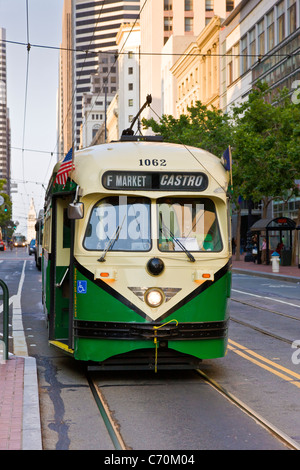 Rue voiture à Market Street et quartier Castro, San Francisco, Californie, USA. JMH5247 Banque D'Images