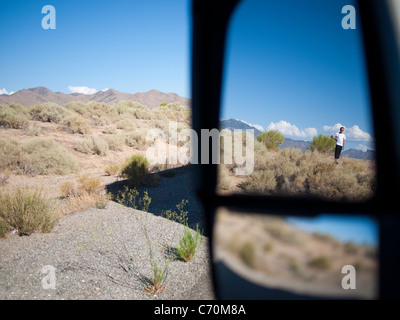 La réflexion de l'homme dans le rétroviseur, US 93, Arizona, USA Banque D'Images