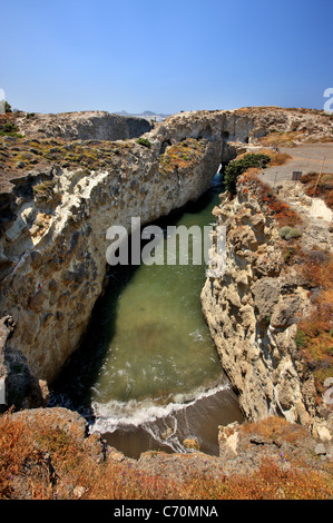 Île de Milos, en Grèce. Papafrangas 'cavebeach' un 'naturelle extérieure, côté nord-ouest de Milos, à environ 4 km de Pollonia village. Banque D'Images