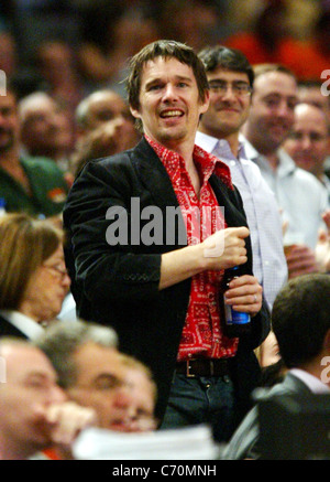 Hawk Eathan célébrités à New York Knicks v Boston Celtics au Madison Square Garden de New York, USA - 06.04.10 : HRC Banque D'Images