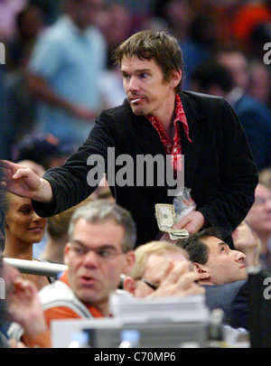 Hawk Eathan célébrités à New York Knicks v Boston Celtics au Madison Square Garden de New York, USA - 06.04.10 : HRC Banque D'Images