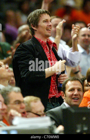 Hawk Eathan célébrités à New York Knicks v Boston Celtics au Madison Square Garden de New York, USA - 06.04.10 : HRC Banque D'Images