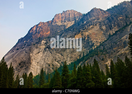Dans les falaises de granit Yosemite National Park, USA, touché par la lumière du soleil du soir. JMH5252 Banque D'Images