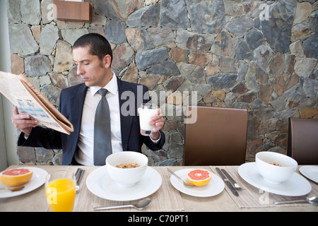 Businessman eating breakfast Banque D'Images