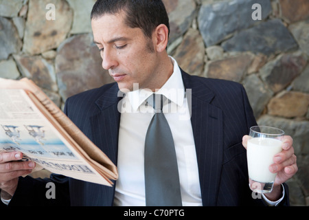 Businessman reading newspaper Banque D'Images